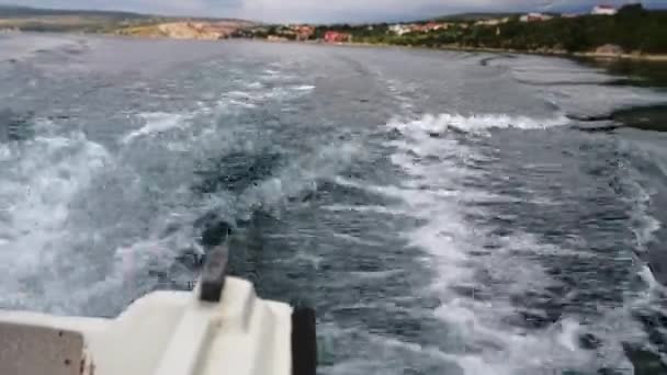 Fußabdruck vom Boot auf dem Wasser der Adria — Stockvideo