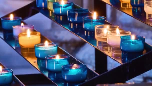 Kleine kaarsen voor rituele doeleinden in de katholieke kerk in de buurt van de iconostase. — Stockvideo