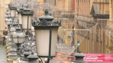 Bologna, Emilia-Romagna bölgesinin, Kuzey İtalya: Merkez tren garının yakınında sokak dell'Indipendenza bakan fenerler