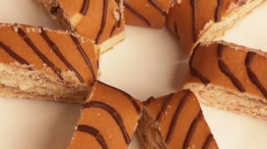 Dairesel hareket: ahşap kesme tahtası kayısı reçelli rulo tatlı.