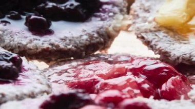Karışık meyve tart. Tart pasta ile yer almayan bir üstü ile pasta üzerinde temel dolgu oluşan yemek pişirilir. Modern Tart meyve tabanlıdır. Tartı bir minyatür tart ifade eder..