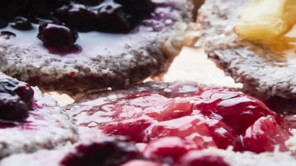 Torta de frutas mistas. Tart é assado prato consistindo de enchimento sobre base de pastelaria com um topo aberto não coberto com pastelaria. As tortas modernas são à base de frutas. Tartlet refere-se a uma torta em miniatura . — Vídeo de Stock