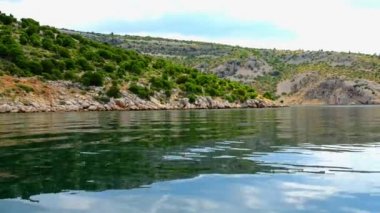 Tepelik ve büyümüş çalılar Novigrad kıyı deniz Zadar bölgesi, Hırvatistan.