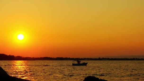 Krásný západ slunce ve městě Nesebar, Bulharsko na pobřeží Černého moře. — Stock video