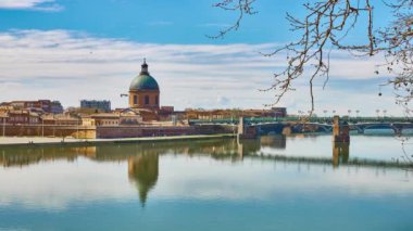 Toulouse, Fransa 'dan Saint-Pierre Köprüsü Garonne' dan geçer ve Saint-Pierre 'i mezarlığa bağlar. Çelik güverteli, 1987 'de tamamen yenilenmiş..
