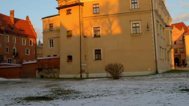 Wawel je opevněné architektonický komplex postavený na levém břehu řeky Visly v Krakově, Polsko. Se královský hrad Wawel, katedrála, (což je bazilika St Stanislaw a St Waclaw). — Stock video