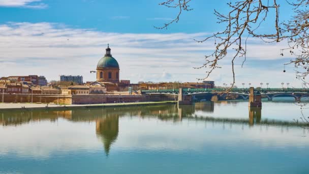 Pont Saint-Pierre de Toulouse, France passe sur la Garonne et relie la place Saint-Pierre à l'hospice de Grave. Il est pont avec pont en acier, entièrement reconstruit en 1987. — Video