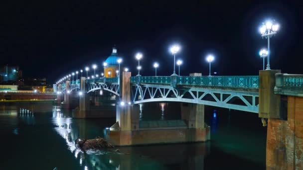 Timelapse: Ponte Saint-Pierre di Tolosa, Francia passa sopra Garonna e collega luogo Saint-Pierre all'ospizio di Tomba. Si tratta di ponte con ponte in acciaio, completamente ricostruito nel 1987 . — Video Stock