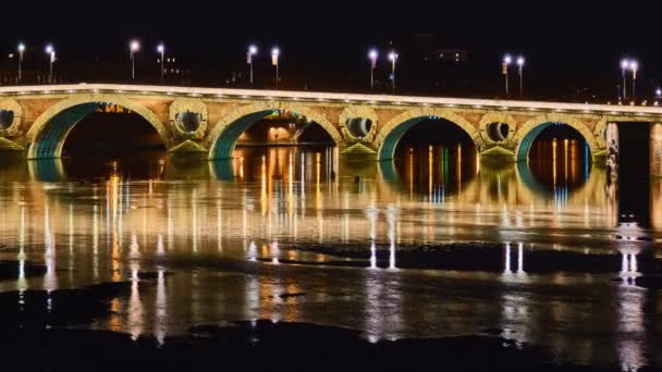 Timelapse: Pont Neuf, francuski dla nowego mostu (Grand Pont) jest 16 wiecznym mostem w Tuluzie, w południowej Francji. — Wideo stockowe