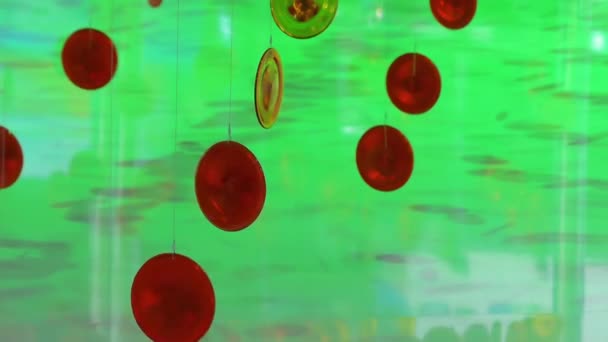 Různobarevné skleněné kruhy jsou zavěšeny na lanech v podobě ornament. — Stock video