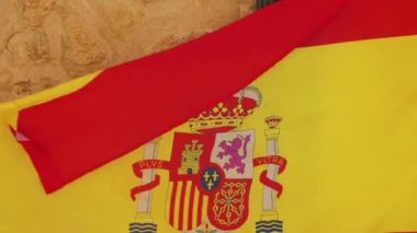 Bayrak İspanya (Bandera de Espana, la Rojigualda), 1978, İspanyolca Anayasada tanımlanan oluşur üç çizgili: kırmızı, sarı ve kırmızı, sarı şerit iki kez her kırmızı şerit boyuna.