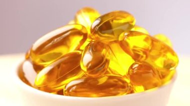 ahşap kesme tahtası üzerinde iplik sarı haplarla Kupası