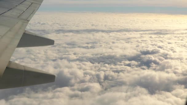 Skrzydła samolotu lotu nad białe, puszyste chmury na dużych wysokościach — Wideo stockowe