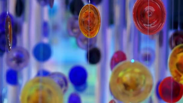 Многоцветные Стеклянные Круги Подвешиваются Веревках Виде Орнамента — стоковое видео
