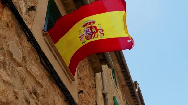 西班牙的旗子 Bandera 西班牙广场 Rojigualda 在老城市房子的背景下 — 图库视频影像