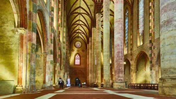 Tuluza, Francja - 2018 20 marca: timelapse kościele jakobinów jest zdekonsekrowanego Kościół katolicki położony. Relikwie Thomas Aquinas mieszczą się tam. W początku XXI wieku jest Muzeum. — Wideo stockowe