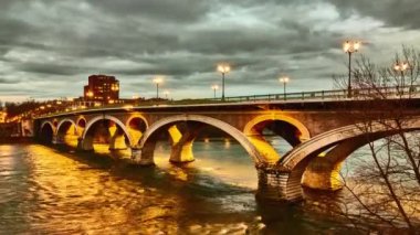 Timelapse Köprüsü (Amidonniers Bridge), Fransa 'nın Garonne Nehri' ni geçen köprü. Kemer ve taştan yapılmış bir köprüdür ve 1908 yılında güçlendirilmiş beton açılışıdır. Mimar Paul Sejourne