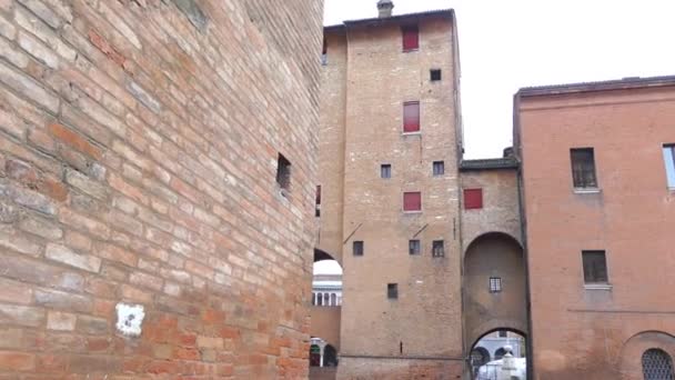 Ferrara, Italia: Este castillo (Castello Estense) o castillo de San Michele (San Miguel) es un castillo medieval amarrado. Consta de un gran bloque con cuatro torres de esquina . — Vídeos de Stock