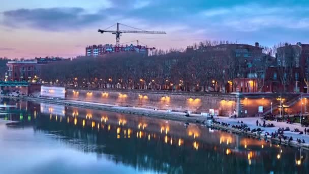 Quai Lucien Lombard i Toulouse, Frankrike på kvällen med lyktor låst. — Stockvideo