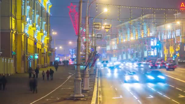 Timelapse Minsk, Bělorusko: Noc Independence Avenue (Praspiekt Niezalienasci) je hlavní ulice. Přes Minsk radiálně od centra směrem na sever-východ. Délka avenue je asi 15 km. — Stock video