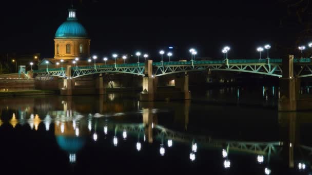 Timelapse : Pont Saint-Pierre de Toulouse, France passe sur la Garonne et relie la place Saint-Pierre à l'hospice de Grave. Il est pont avec pont en acier, entièrement reconstruit en 1987 . — Video