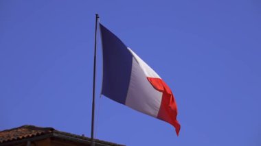 Gökyüzü karşı Fransa'nın mavi-beyaz-kırmızı bayrak.