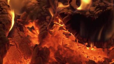 Yakacak odun içinde şömine yakın çekim yazma.