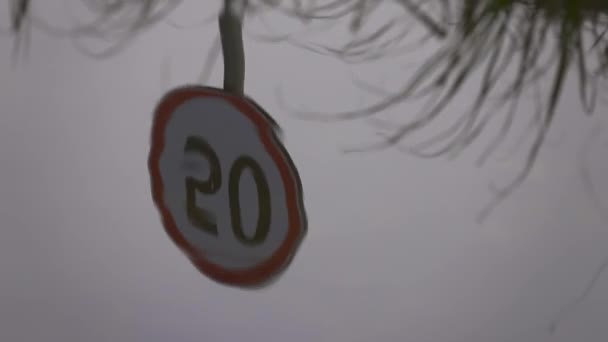 Знак ограничения скорости 50 километров в час отражается в воде . — стоковое видео