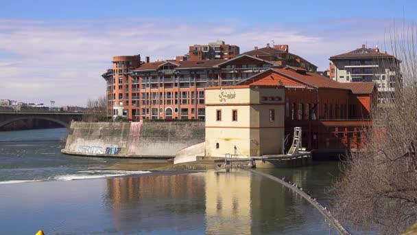 Bazacle is structure in and on banks of River Garonne in French of Toulouse. Hydroelectric power station was built in 1890 on same spot to supply Toulouse with electricity. — Stock Video