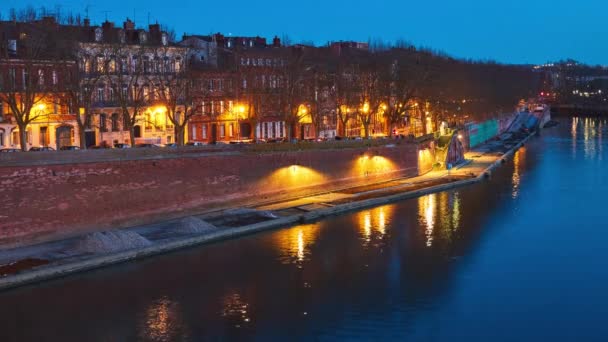 Tounis přístaviště je ulice v Toulouse, Francie na okraji Garonne od Pont-Neuf, na rohu Rue de Metz a Quai de la Daurade, aby Tounis vlečný most. — Stock video