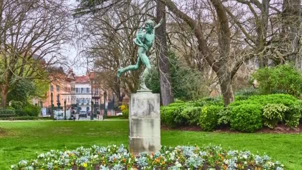 Grand Rond of Boulingrin is een openbare tuin in Toulouse, Frankrijk. Het in diameter waarvan vier grote gangpaden, Jules-Guesde, Francois-Verdier, Paul-Sabatier en Frederic-Mistral. — Stockvideo