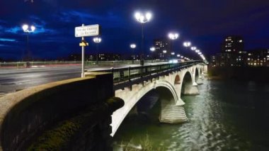 Timelapse Köprüsü (Amidonniers Bridge), Fransa 'nın Garonne Nehri' ni geçen köprü. Kemer ve taştan yapılmış bir köprüdür ve 1908 yılında güçlendirilmiş beton açılışıdır. Mimar Paul Sejourne
