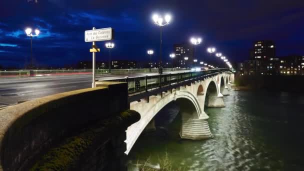Timelapse Köprüsü (Amidonniers Bridge), Fransa 'nın Garonne Nehri' ni geçen köprü. Kemer ve taştan yapılmış bir köprüdür ve 1908 yılında güçlendirilmiş beton açılışıdır. Mimar Paul Sejourne — Stok video