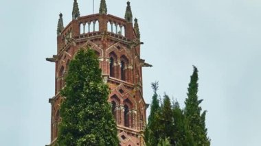 TOULOUSE, FRANCE - 20 Mart 2018 Manastır Kulesi. Jacobins Kilisesi, kutsal olmayan bir Katolik kilisesidir. Thomas Aquinas 'ın kalıntıları orada bulunuyor..