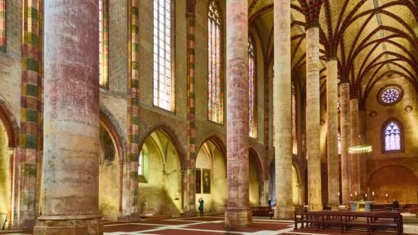Toulouse, Francja - 2018 20 marca: timelapse kościele jakobinów jest zdekonsekrowanego katolicki położony. Relikwie Thomas Aquinas mieszczą się tam. W początku XXI wieku jest Muzeum. — Wideo stockowe