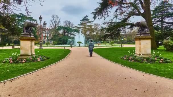 TOULOUSE, FRANKREICH - 20. MÄRZ 2018: Grand Rond oder Boulingrin (Bowling Green) ist ein öffentlicher Garten. Es im Durchmesser, von dem vier große Gänge, Jules-Guesde, Francois-Verdier. — Stockvideo