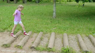 küçük kız spor engel tabii yaz şehir parkı ile çalışır