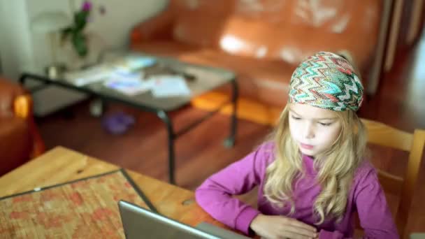 Mooie blond meisje met paarse blouse werkt aan laptop in grote zaal. — Stockvideo