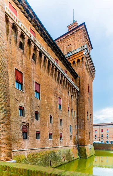 Este hrad v centru Ferrara, severní Itálie — Stock fotografie