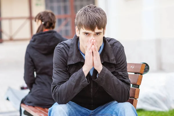 Hombre sentado en un banco, alejándose de su novia — Foto de Stock