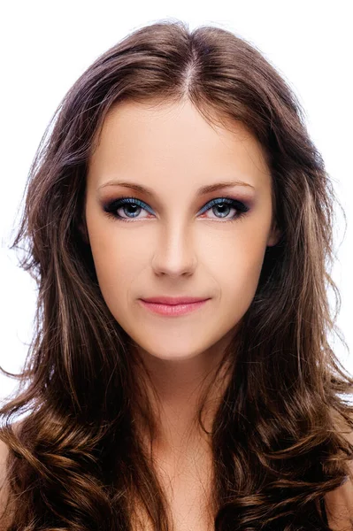 Retrato de uma jovem mulher bonita com cabelo escuro — Fotografia de Stock