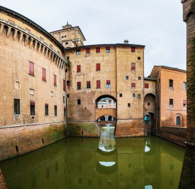 Doğu kalesi veya Castello di San Michele Estense İtalya 'nın kuzeyinde Ferrara' nın merkezinde bulunan bir ortaçağ şatosudur. Dört köşeli kuleleri olan büyük bir blok..