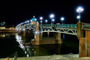 Toulouse, Fransa 'dan Saint-Pierre Köprüsü Garonne' dan geçer ve Saint-Pierre 'i mezarlığa bağlar. Çelik güverteli, 1987 'de tamamen yenilenmiş..