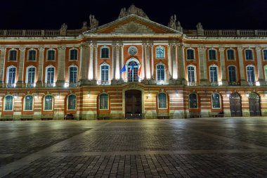 Capitole, Fransa 'nın Toulouse kenti ve belediyesinin merkezidir. Aziz Saturninus 'un şehit olduğu yerde olduğu söyleniyor..