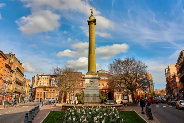 Colonna Dupuy Sullo Sfondo Halle Aux Grains Fontana Con Grifoni — Foto Stock