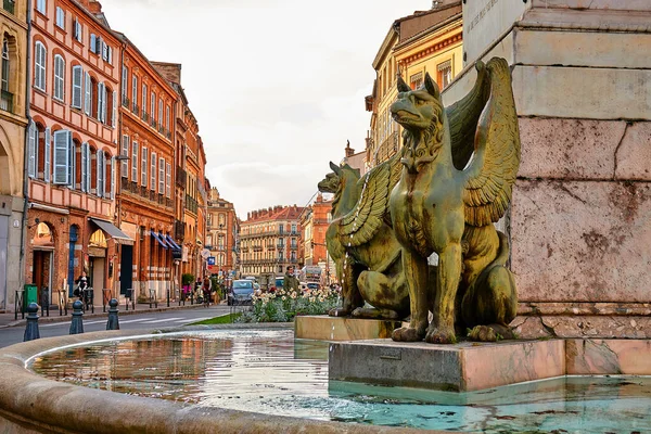 Toulouse Francia Marzo 2018 Fontana Con Grifoni Piazza Dupuy Vicino — Foto Stock