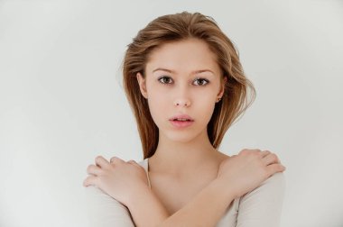 Beyaz elbiseli genç güzel kadın yakın çekim