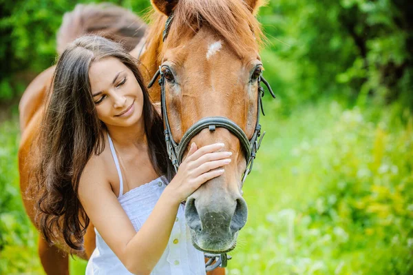 Жінка Білій Сукні Тримає Коричневого Коня Тлі Літнього Зеленого Парку — стокове фото