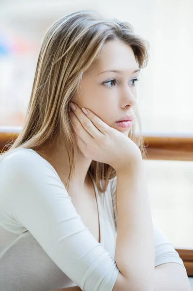 Giovane Bella Donna Con Capelli Lunghi Siede Tavola Nel Caffè — Foto Stock