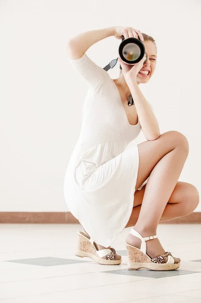 Jeune Belle Femme Souriante Dans Une Robe Blanche Avec Caméra — Photo